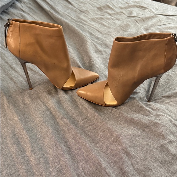 L.A.M.B. Nude Butter Leather Pointed Toe Stiletto Pump Heels - Picture 1 of 16